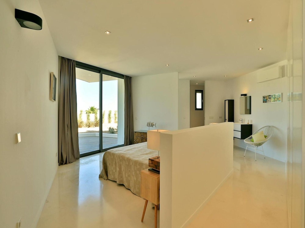 Modern Holiday Home With Vast Terracing