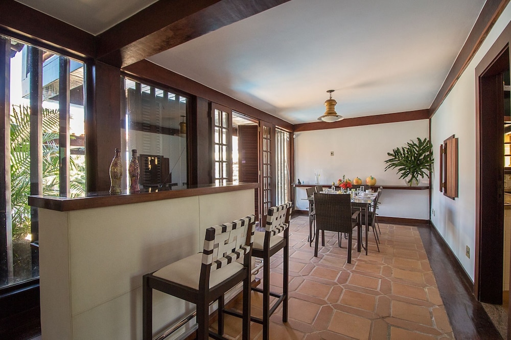 Casa com Cinco Quartos Pé na Areia