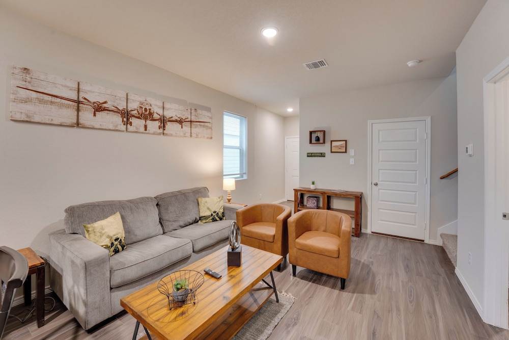 6 Mi to Lackland Afb: Hot Tub, Pool & Game Room!