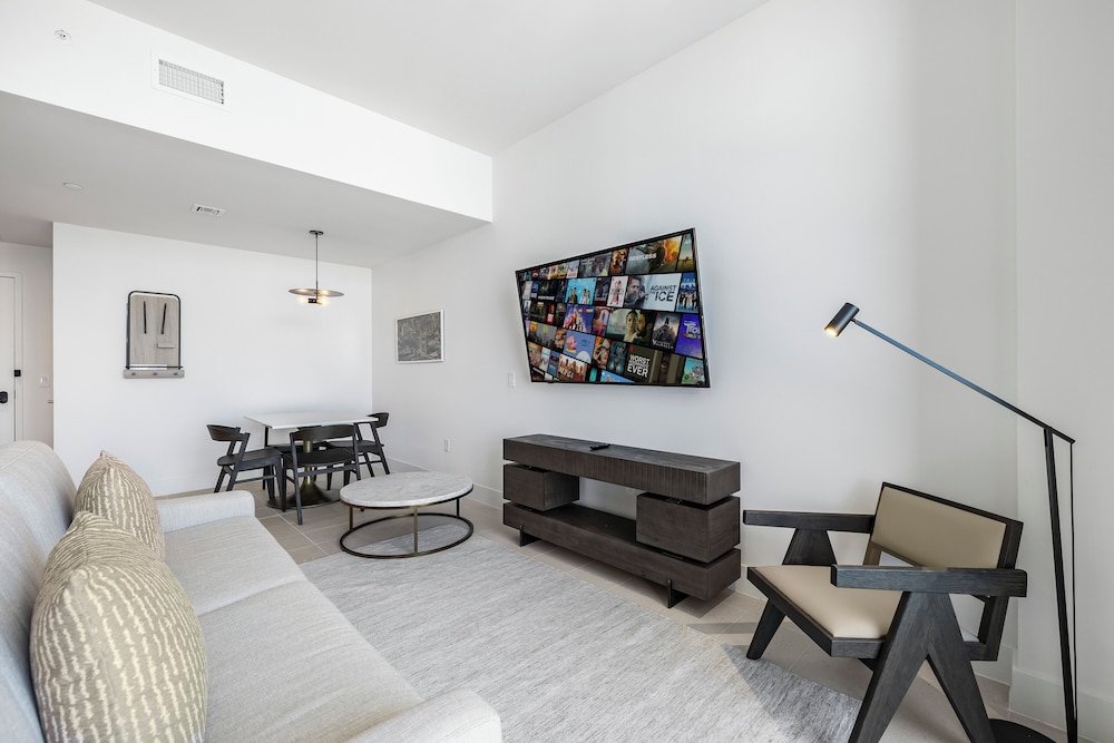 Lux Studio W City Views and Pool