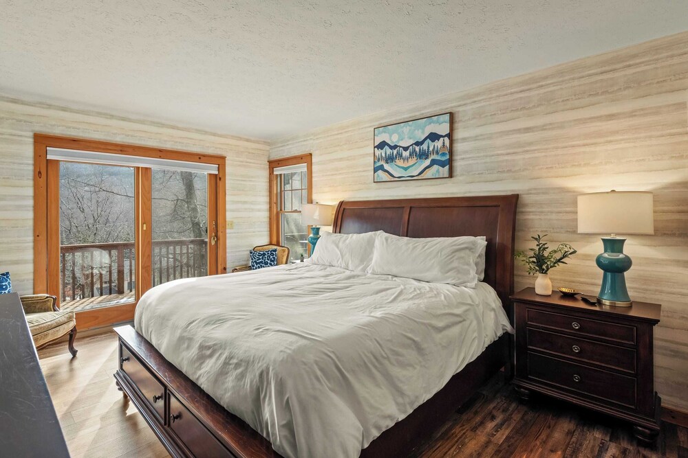 Mountain Escape With Game Room, Balcony & Stunning Views in the Poconos Christina