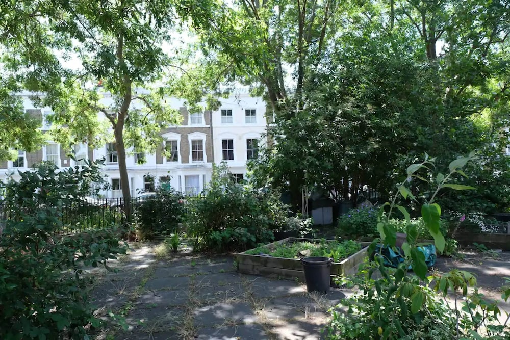 Spacious 3 Bedroom Apartment in Battersea With Terrace