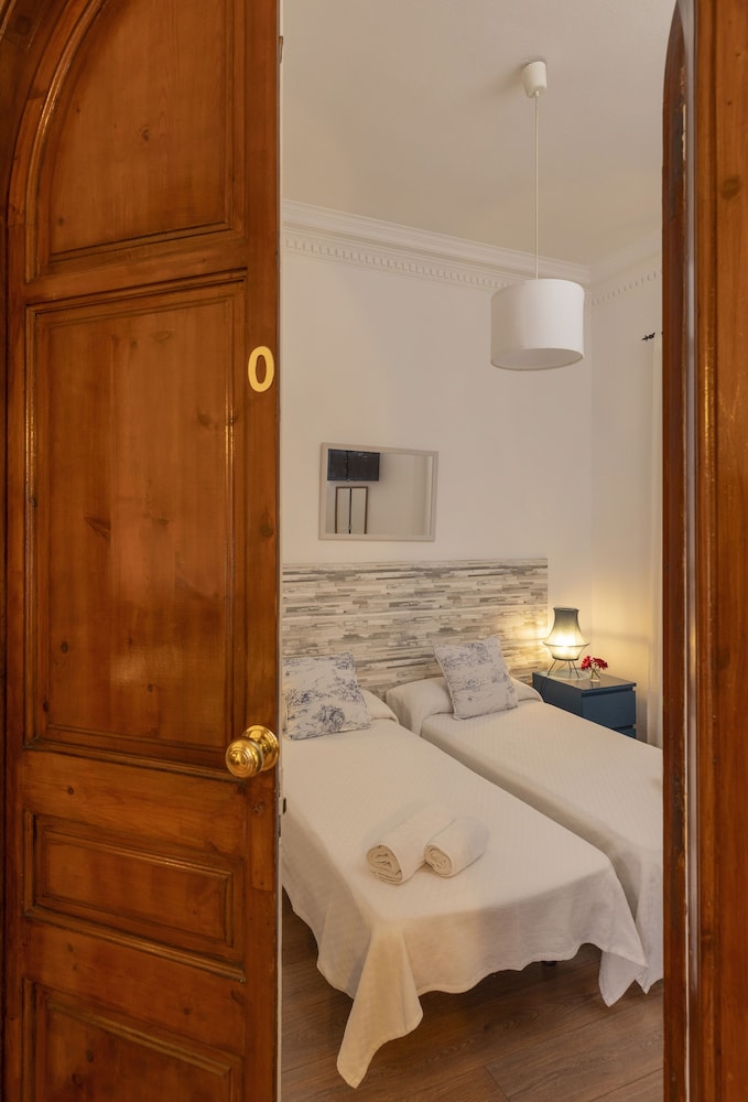Ally's Guest House Barcelona B&B