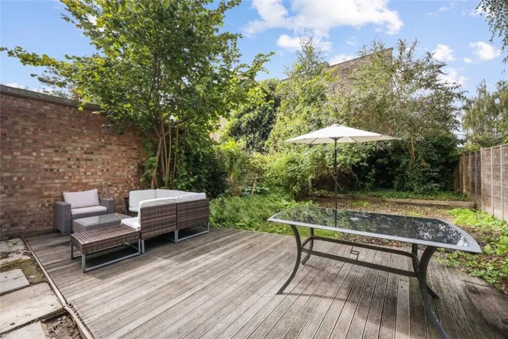 Stylish and Spacious 3 Bedroom Garden Flat in Fulham
