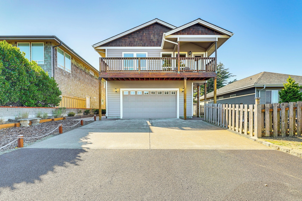 Coastal Oregon Home: Walk to Dock! view 5