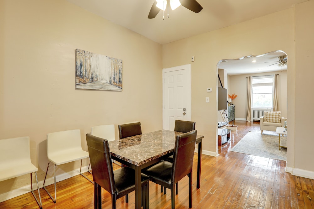 Private Backyard Jawn! Multi-level Philly Rowhouse