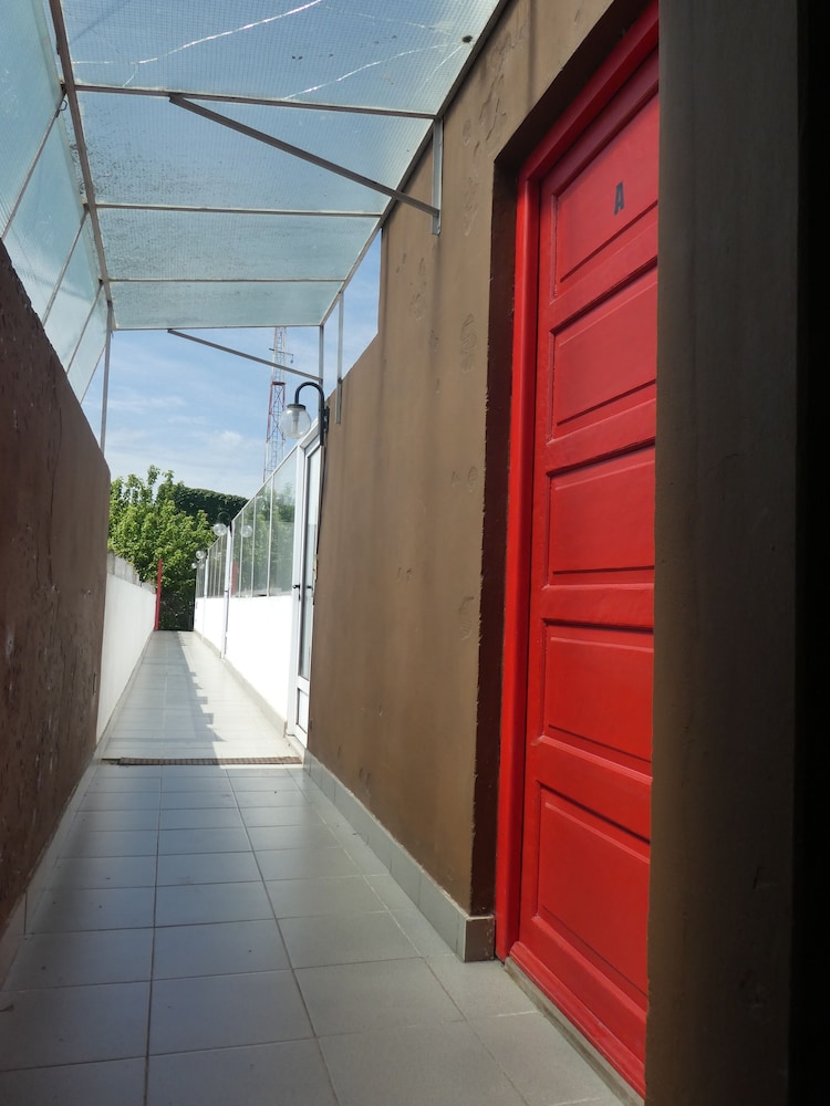 Departamento-casa muy amplio y céntrico.