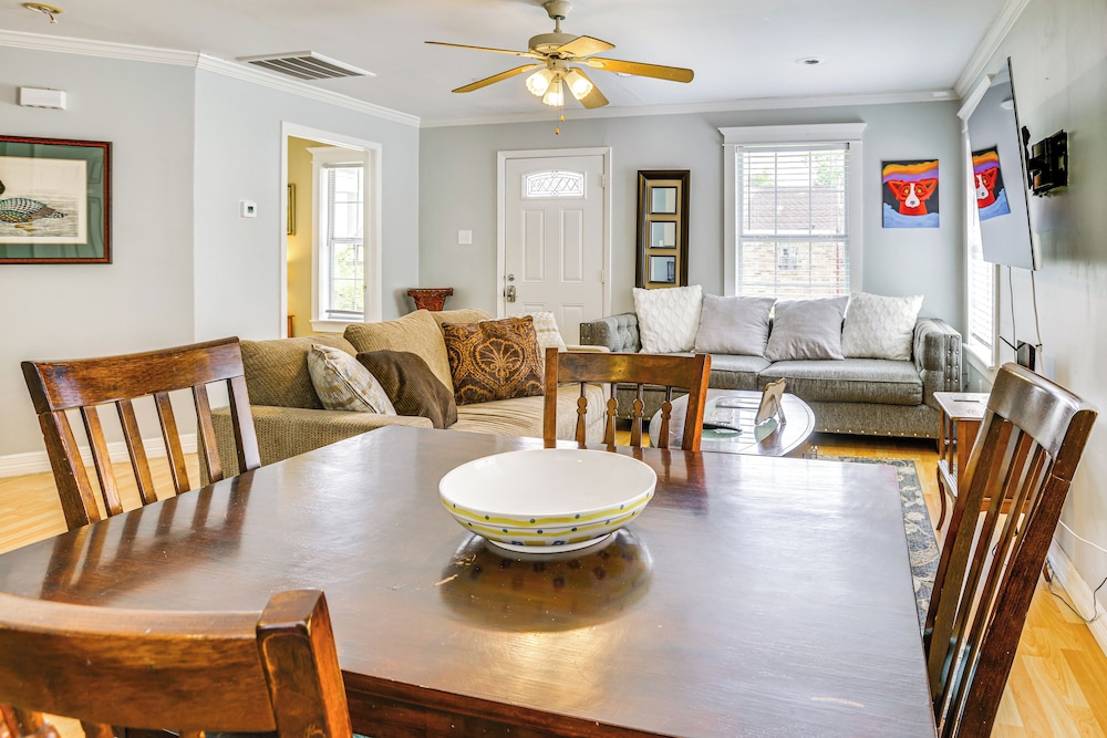 9 Mi to Downtown Houston: Cozy Cottage w/ Patio!