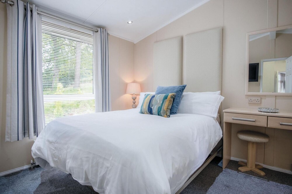1 Manor Lodge - 3 Bedroom Lodge - Pendine view 5