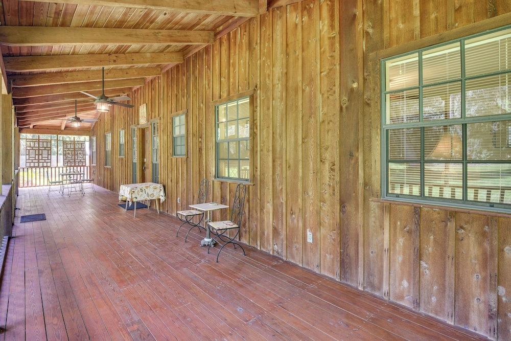 Little Lake George Hideaway w/ Furnished Boathouse