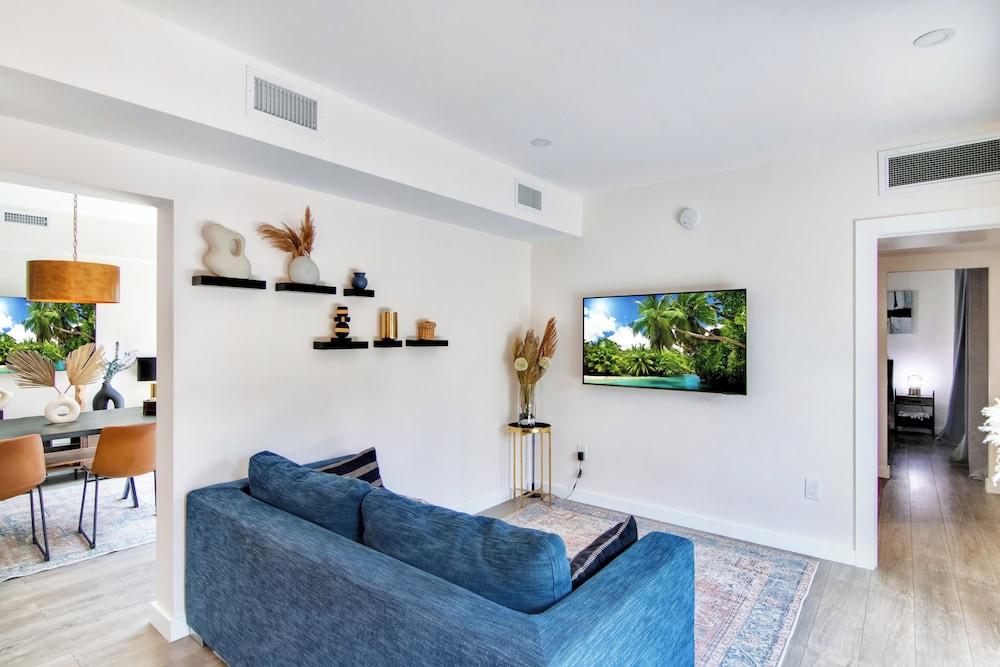 5BR Sleeps 14 w/ In-law Suite & Bbq!