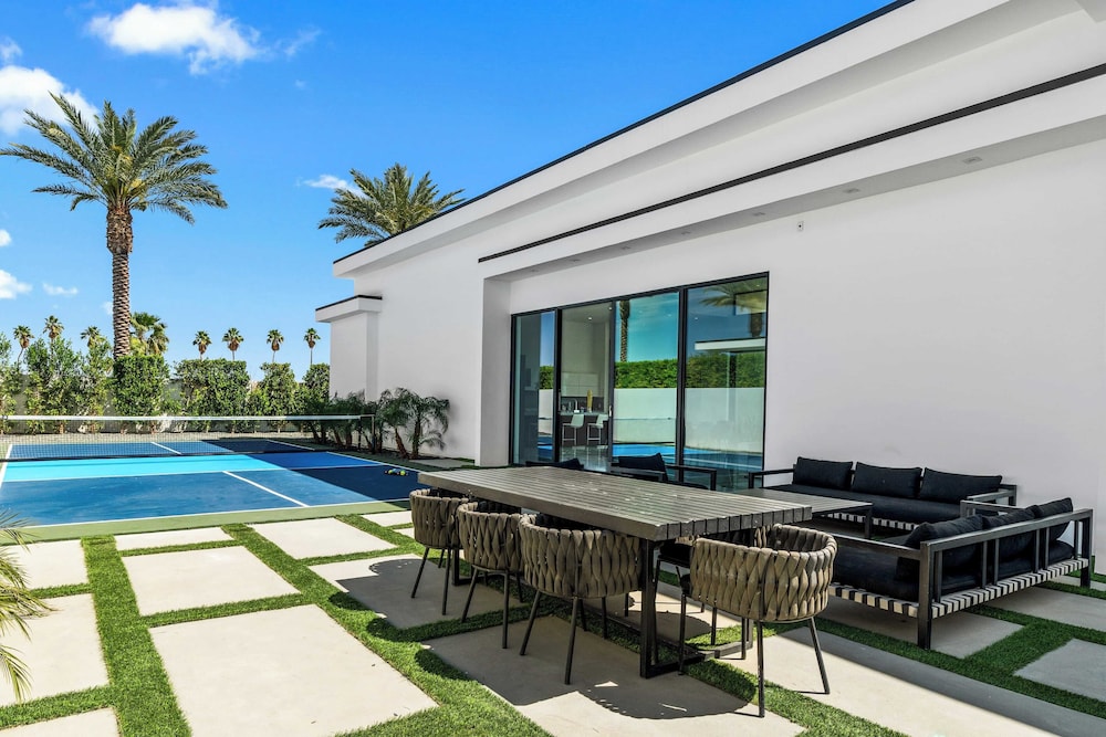 Sleeps 23 Pool, Hot Tub & Putting Green Minutes to Golf & Dining Bravo Villa #7 by Avantstay