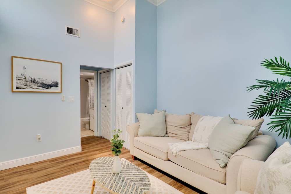 7 Mi to River District & Beach: Fort Myers Retreat