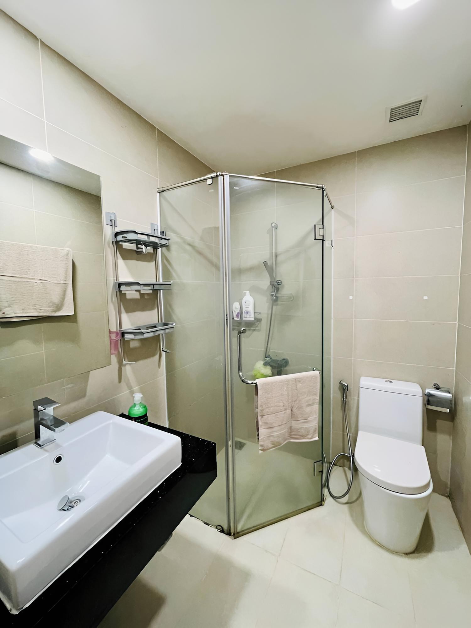 3 Bed Rooms Near Center