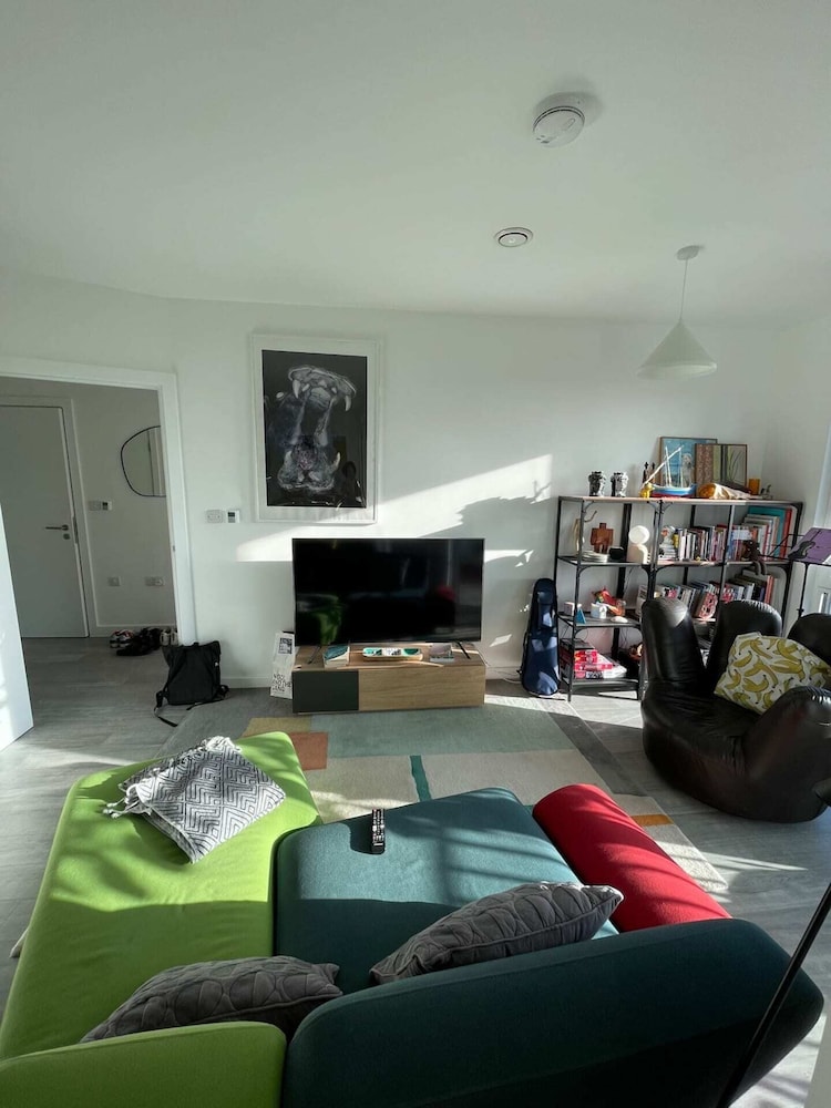 Bright 1BD Flat W/balcony - Heart of Brixton!