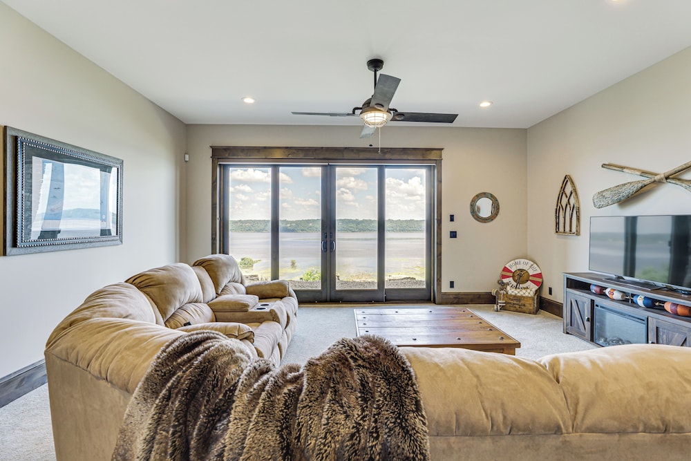 River Views + Wraparound Deck: Dubuque Getaway