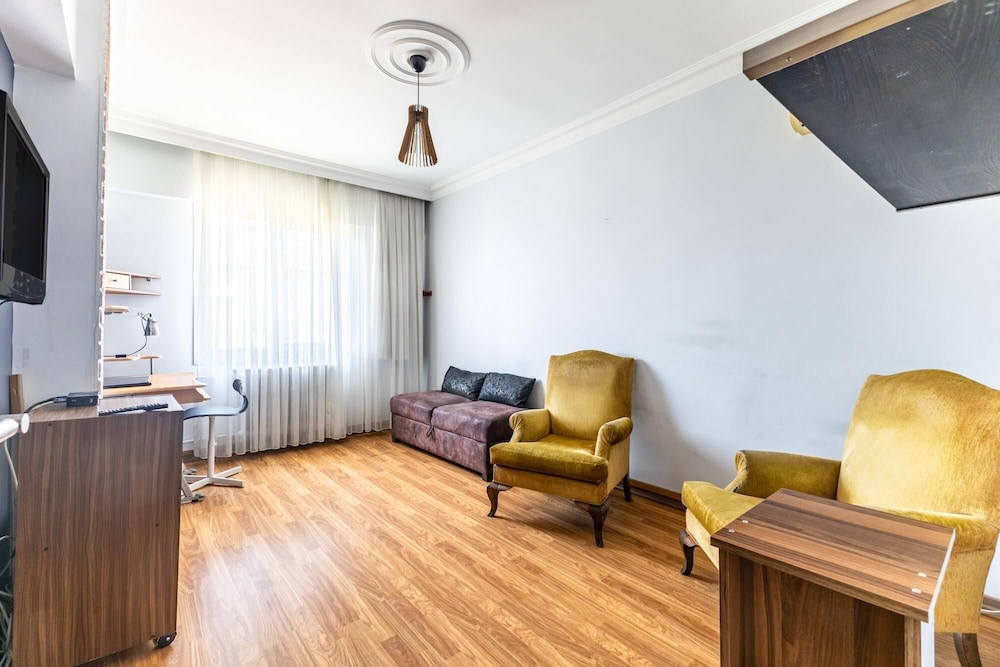 Chic Residence w Balcony 10 min to Hilltown Mall