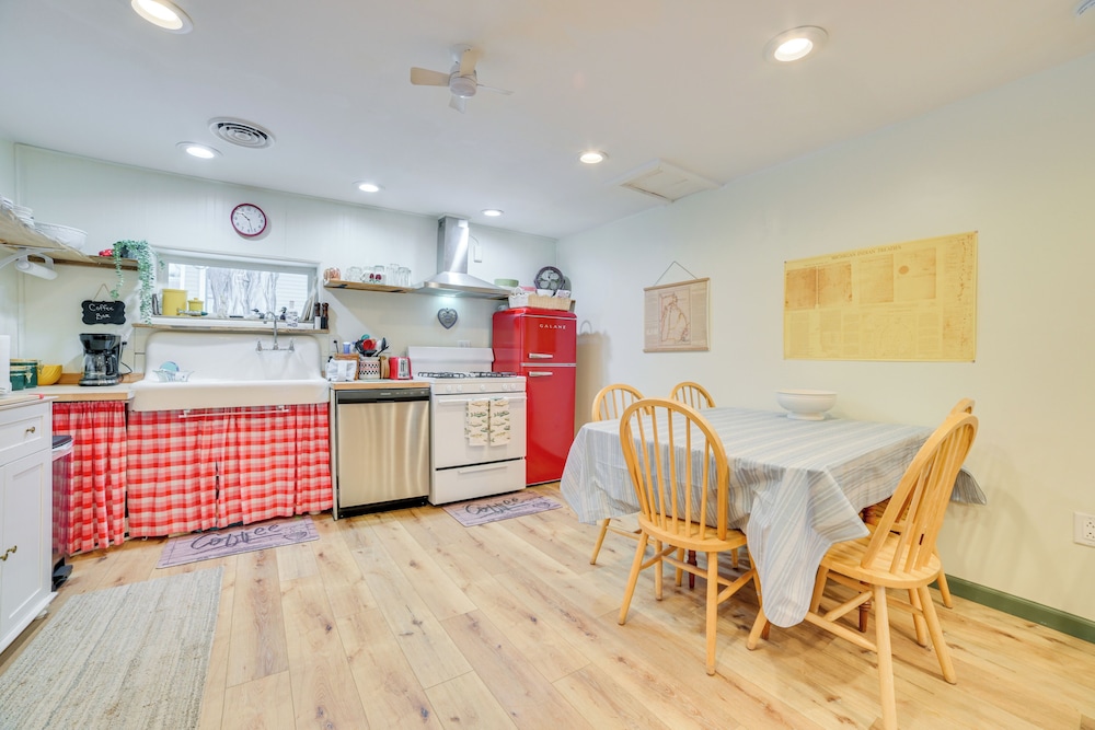 Walk to Beach & Mullett Lake: Cottage w/ Yard!