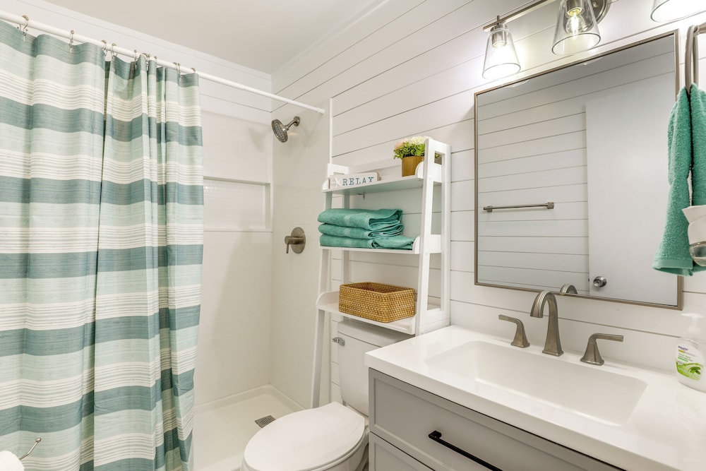 1 Mi to Barefoot Landing: Condo w/ Pool Access!
