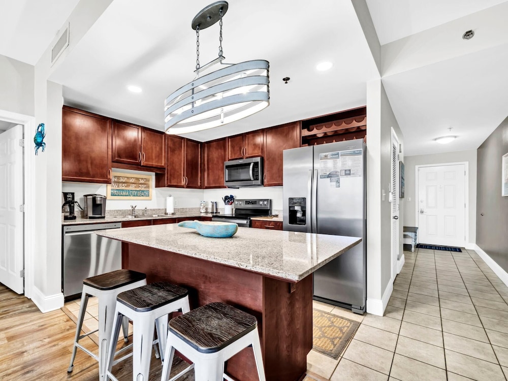 Laketown Wharf 906