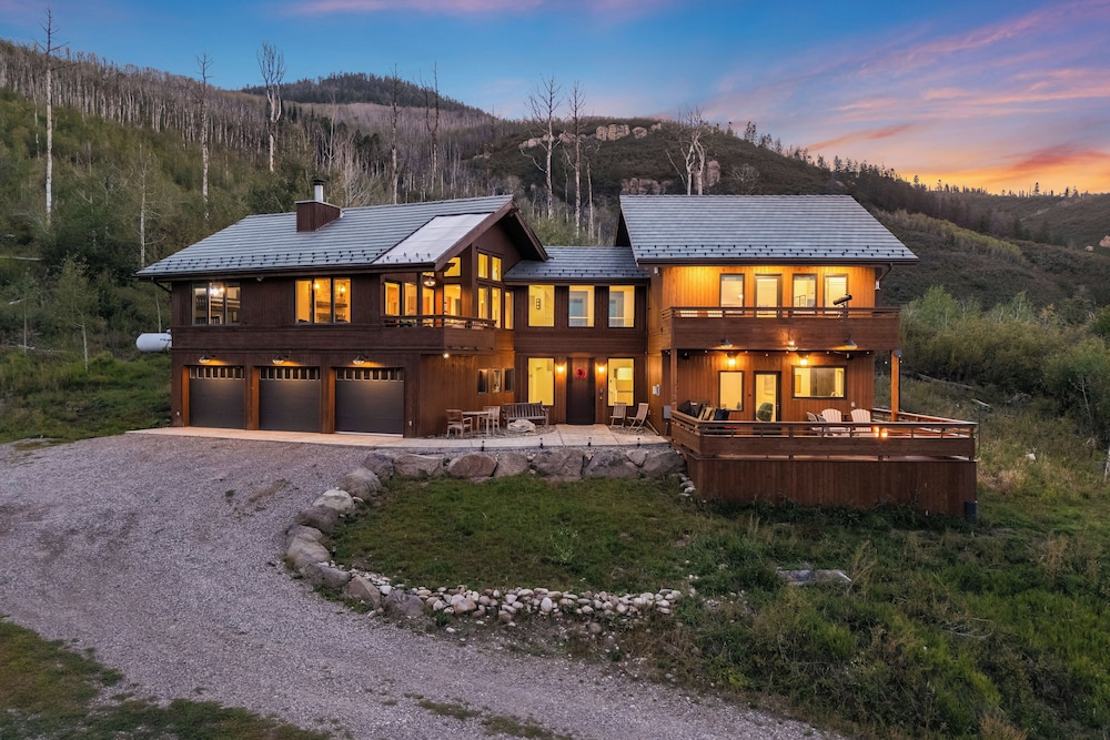 Luxury Modern Retreat: 40 Acres and Mountain Views