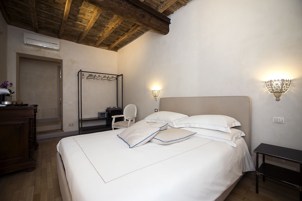 Rome Frattina 27