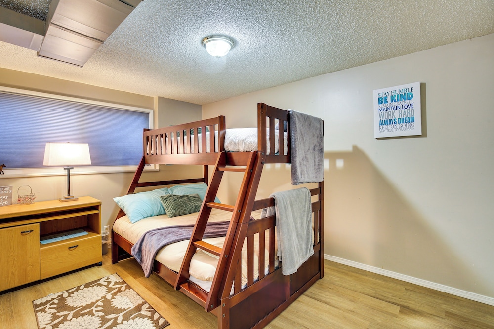 3 Mi to U of O Pet-friendly Home w/ Covered Deck!