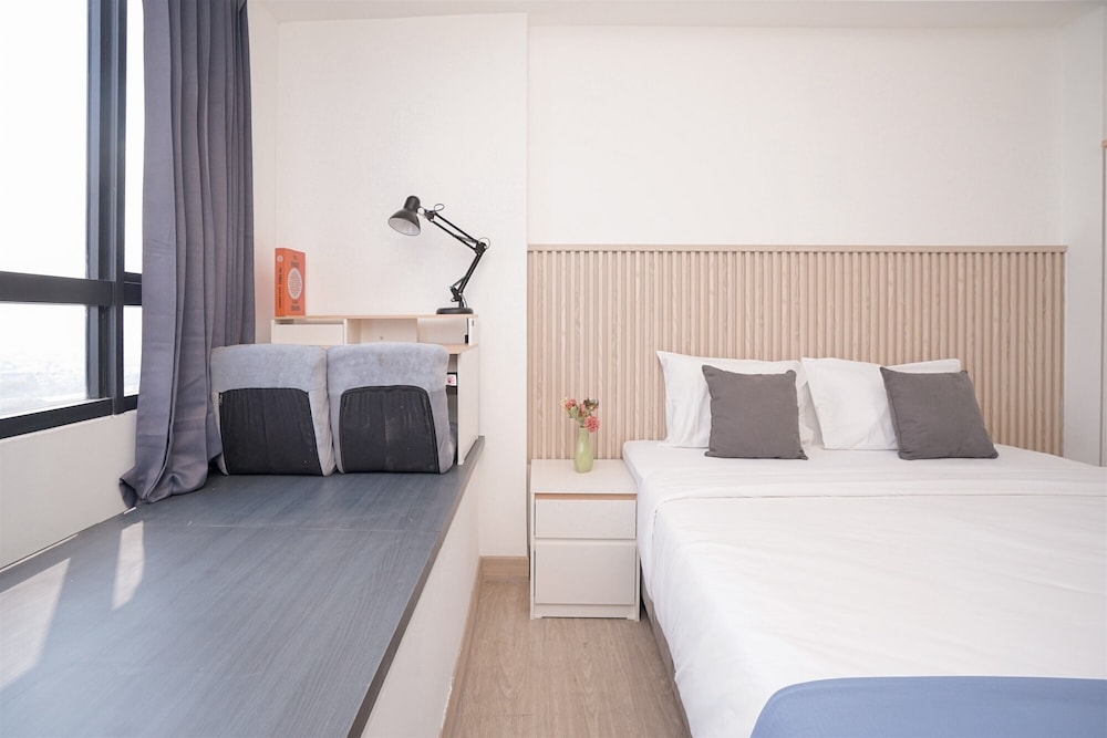 Warm Cozy Studio Room at Collins Boulevard Apartment