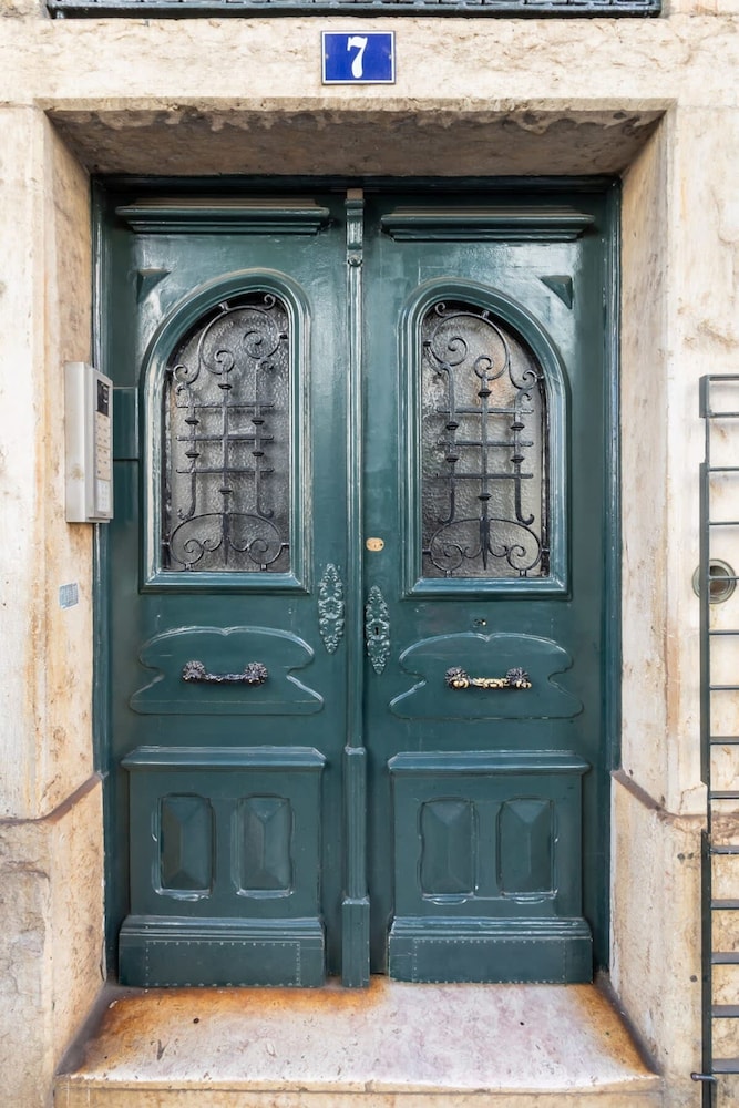 Artistic Alfama 4BR Cathedral Views Tram 28