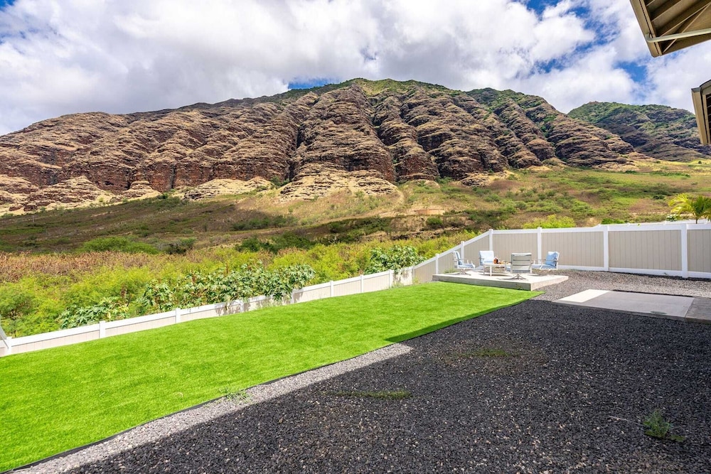 Sleeps 16, 2 Homes Ocean Views, Shared Pool + Gym, Near the Beach Avantstay