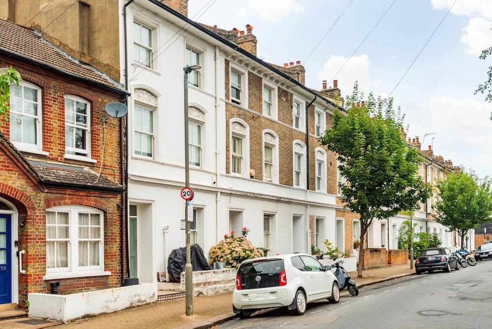 Traditional London Townhouse Close to Battersea Park by Underthedoormat — London