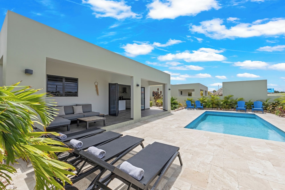 Villa Jasmijn with private pool, at Mambo Beach