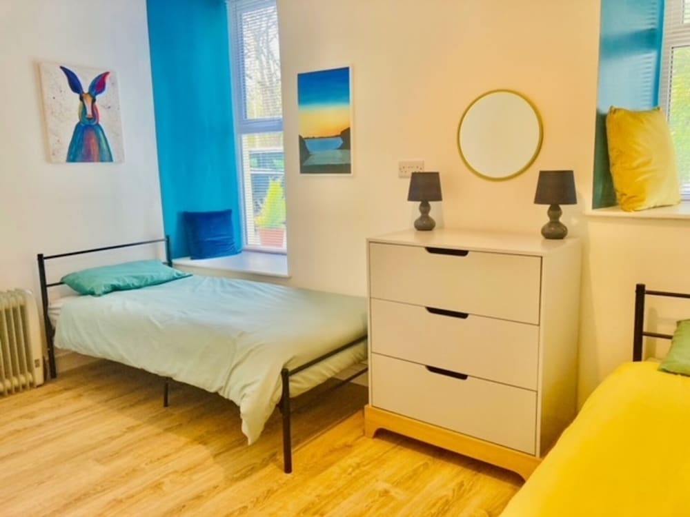 Stunning Renovated & Spacious 2 BR - 100m to Beach view 4