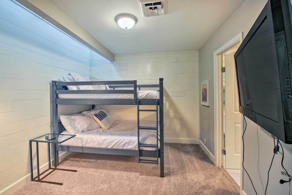 Hot Springs Village Abode w/ Deck, Grill & Sunroom view 3