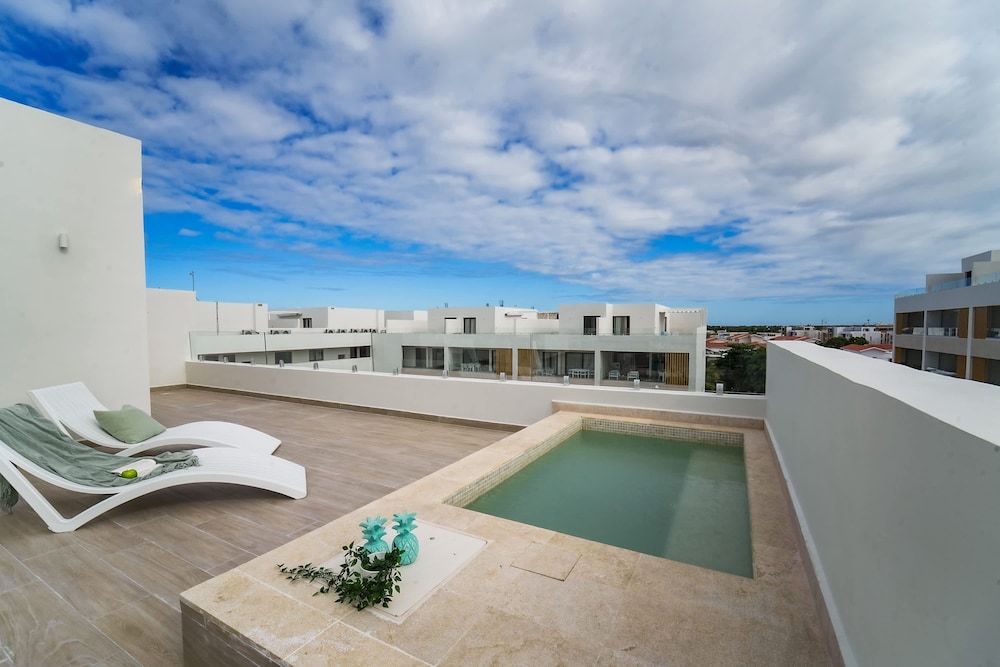 4 Bedroom Beach Penthouse w Private Rooftop