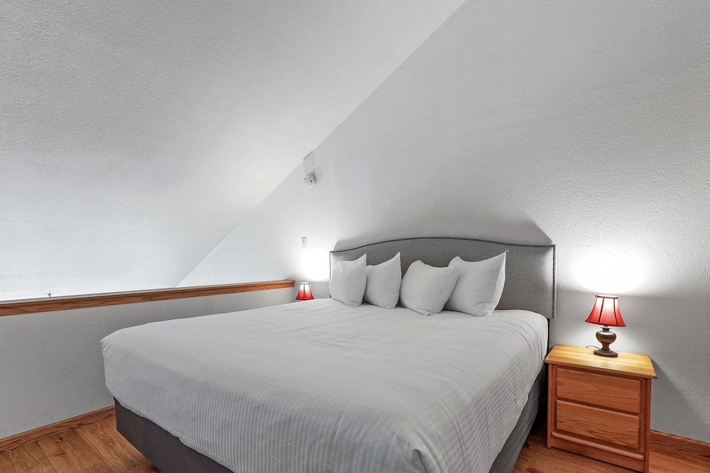Sierra Cabin Condo â Sun Meadows 1 Bedroom + Loft 1 Condo by RedAwning view 3