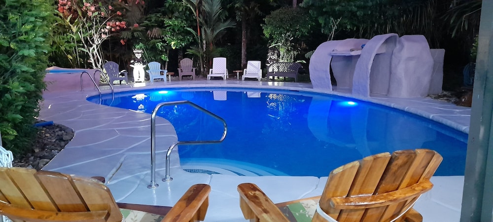 Hotel El Colibri Rojo Hotel Cabinas - Image 1