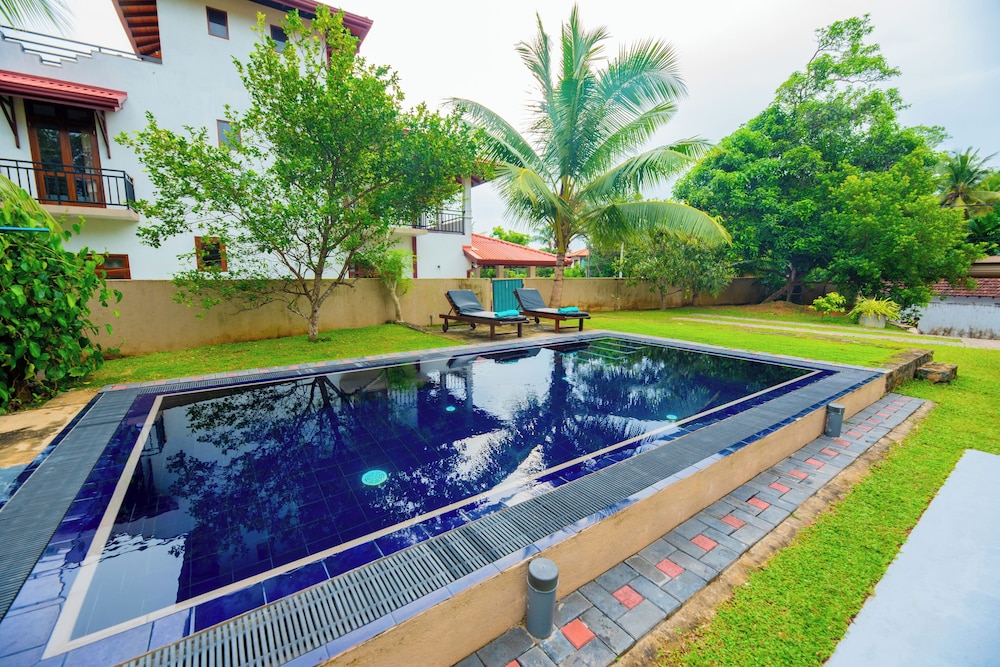 Villa Almond Leaf