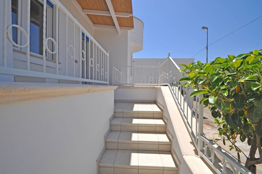 Villa Sacher Sleeps 12 Just 100 Metres From the sea