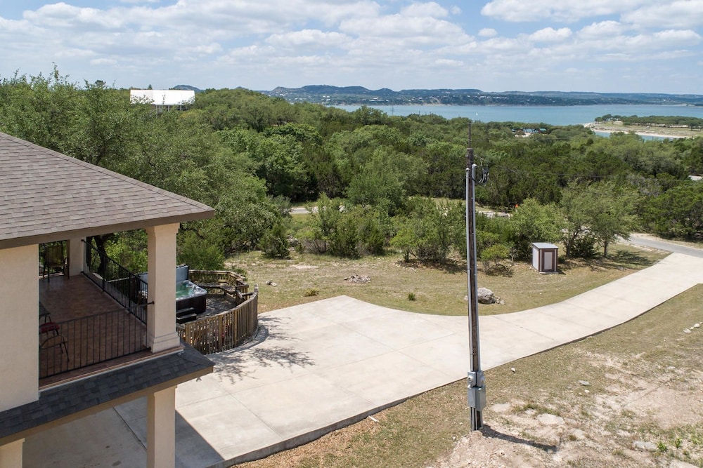 At Canyon Lake CL1233 3 Bedroom Villa by RedAwning