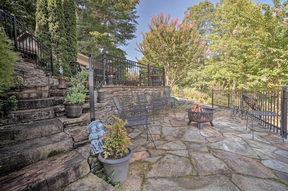 Hilltop Home w/ Panoramic Forest & Mountain Views!