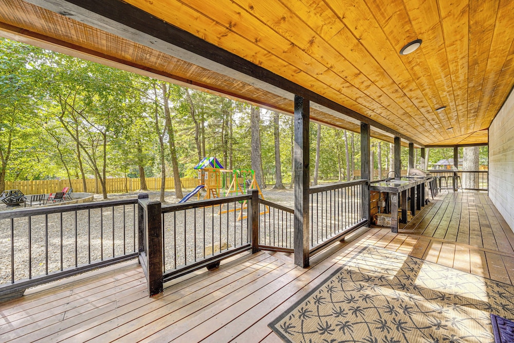 Hike, Fish & Unwind: Cabin w/ Yard in Broken Bow!