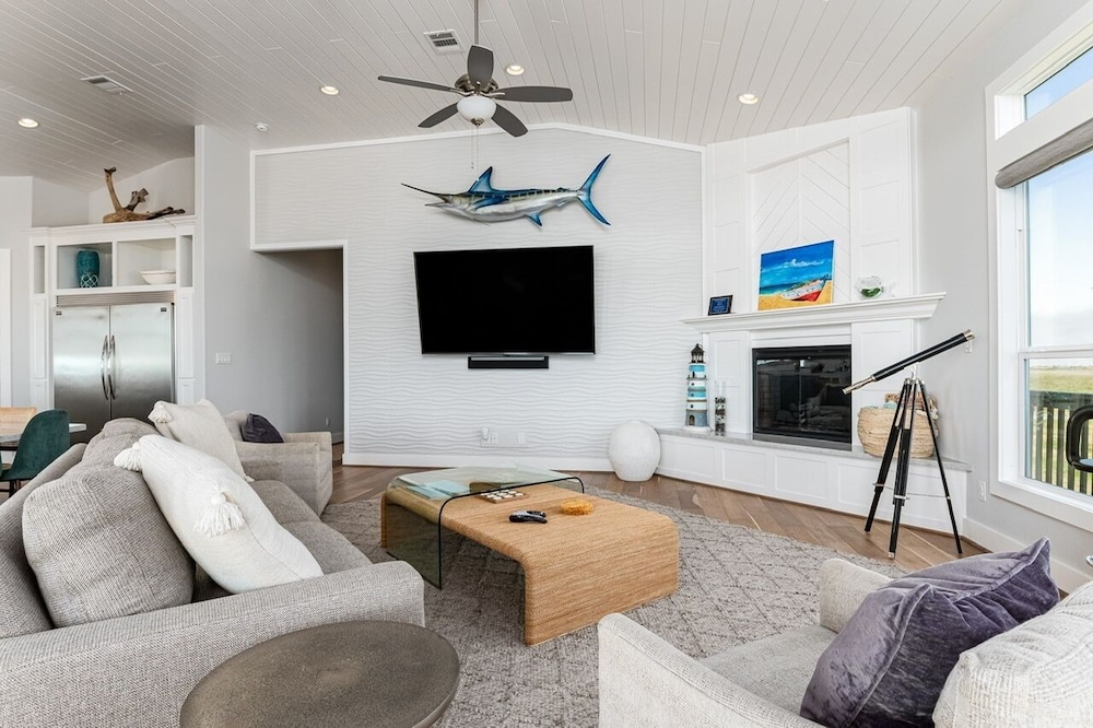 Deja Blue 5 Bedroom Home by RedAwning