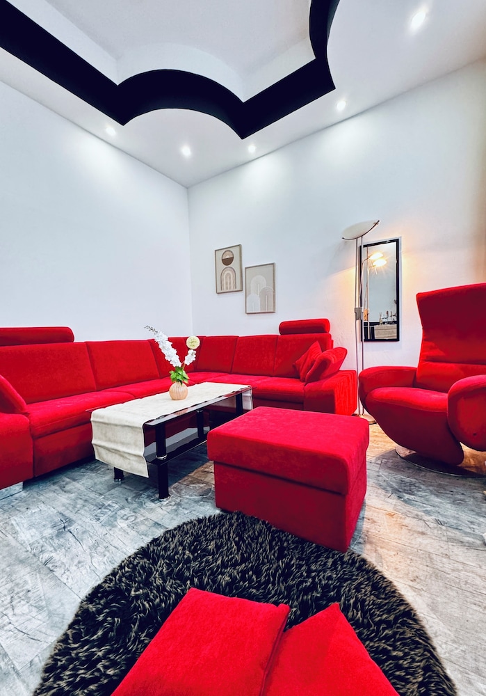 Budget 1BR Apt with Living Room AKH