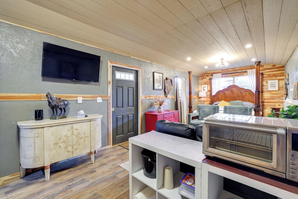 Walk to Grand Lake: Pet-friendly Grove Getaway!
