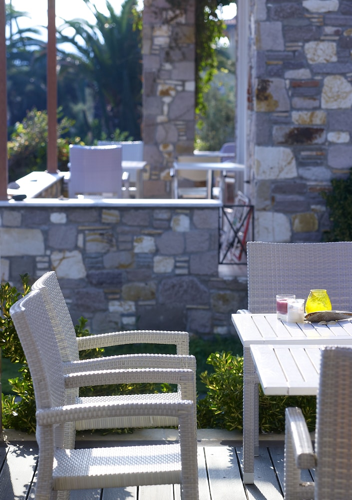 Aeolis Apartments & Studios