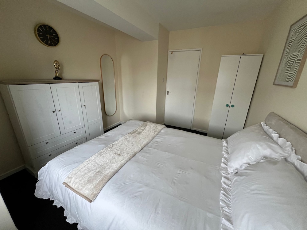Charming London Apartment Near Attractions view 3