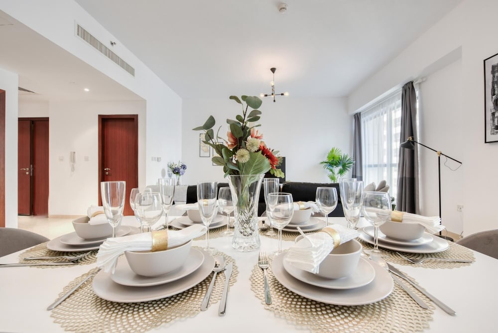 Regal Apt Fit for a King w Sea View