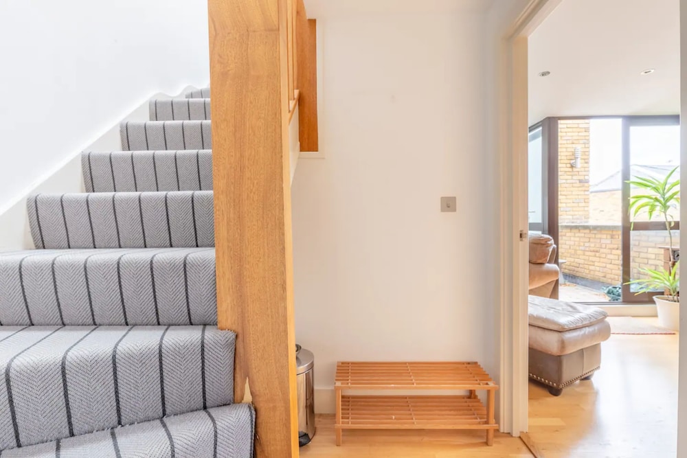 Spacious 2 Bedroom Apartment in Converted Warehouse in Brixton