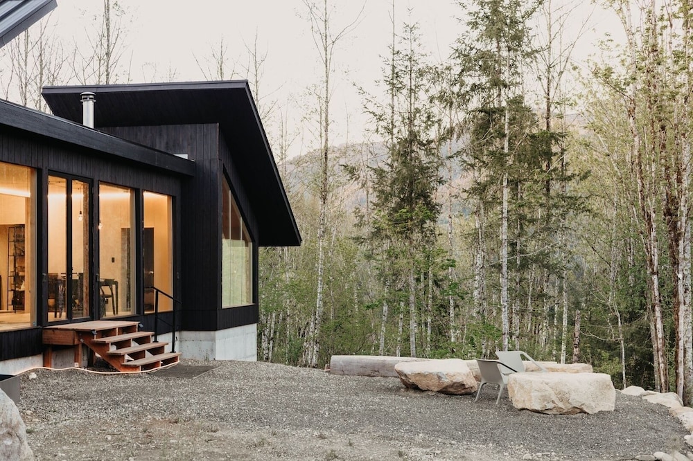 58mf - Wi-fi - Pets Ok - Evc - Amazing Views 2 Bedroom Cabin by RedAwning